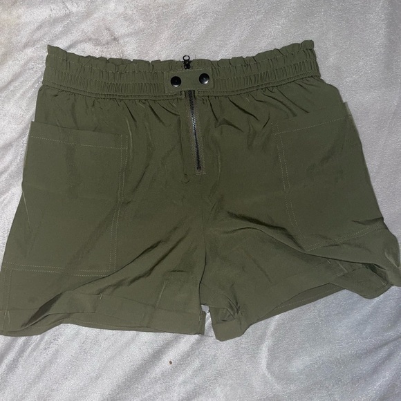 Embrace‎ Life Green Cargo shorts size medium - Picture 1 of 1